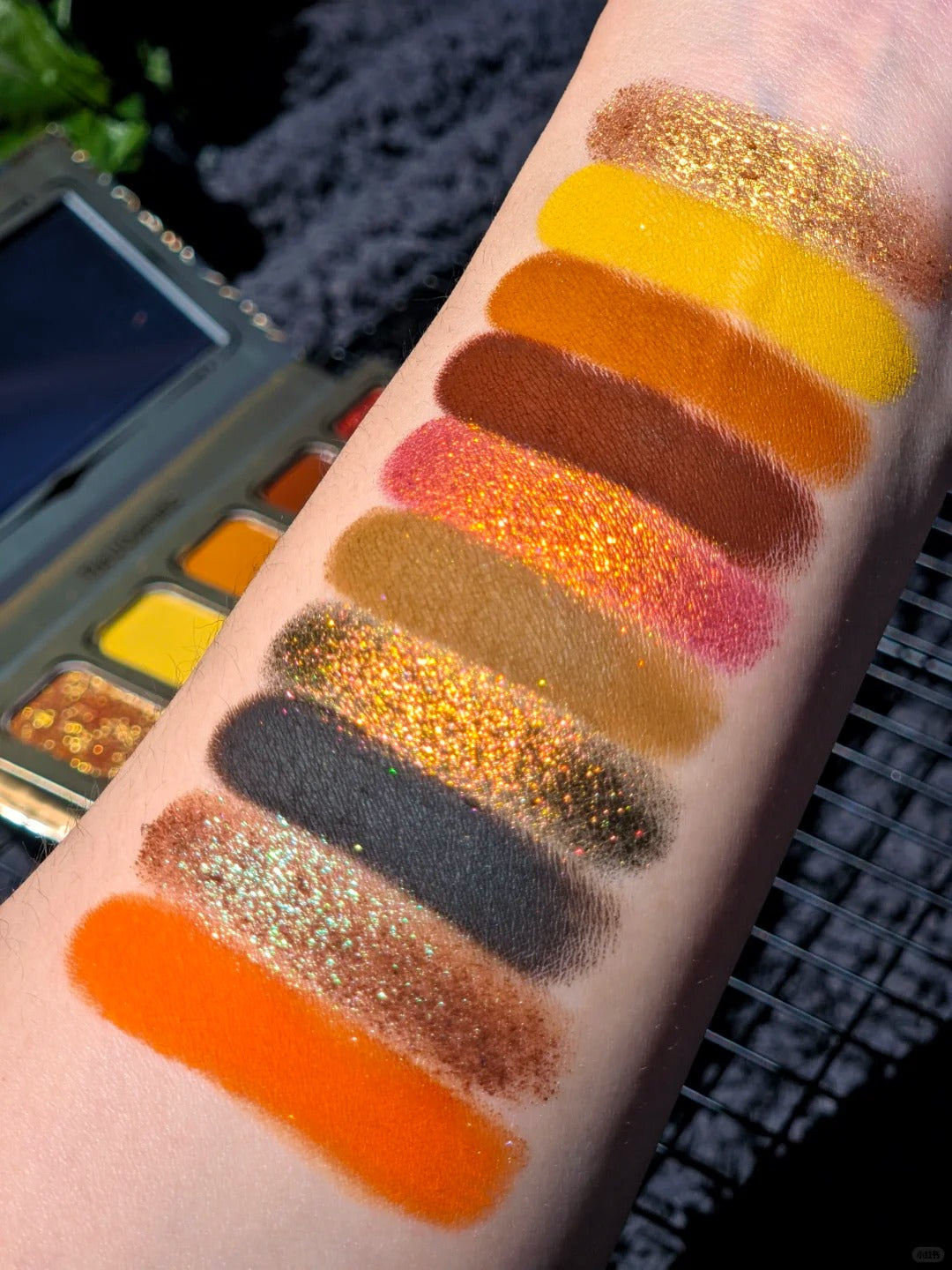 THE U COSMETICS Dusk Sands 10-Color Chameleon Eyeshadow Palette (3.0) T5631