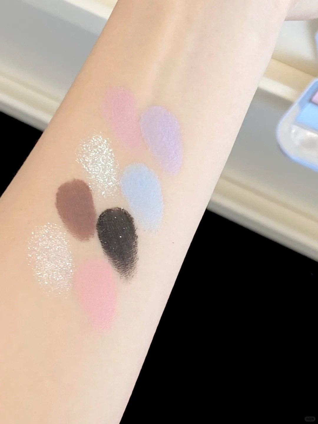 FOCALLURE 8-Color Pearlescent Chameleon Eyeshadow Palette T4304