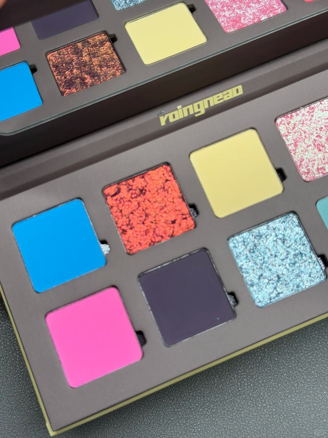 ROINGNEAO Wander Carousel Smoky Eyeshadow Palette T5527