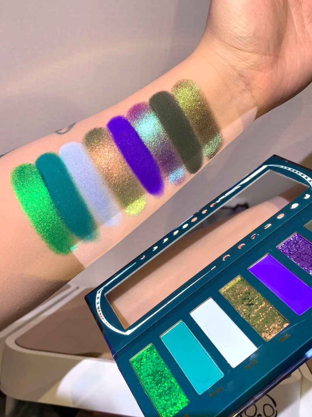 Narimi Misty Silver Lake 8-Color Chameleon Eyeshadow Palette (9.0) T5293