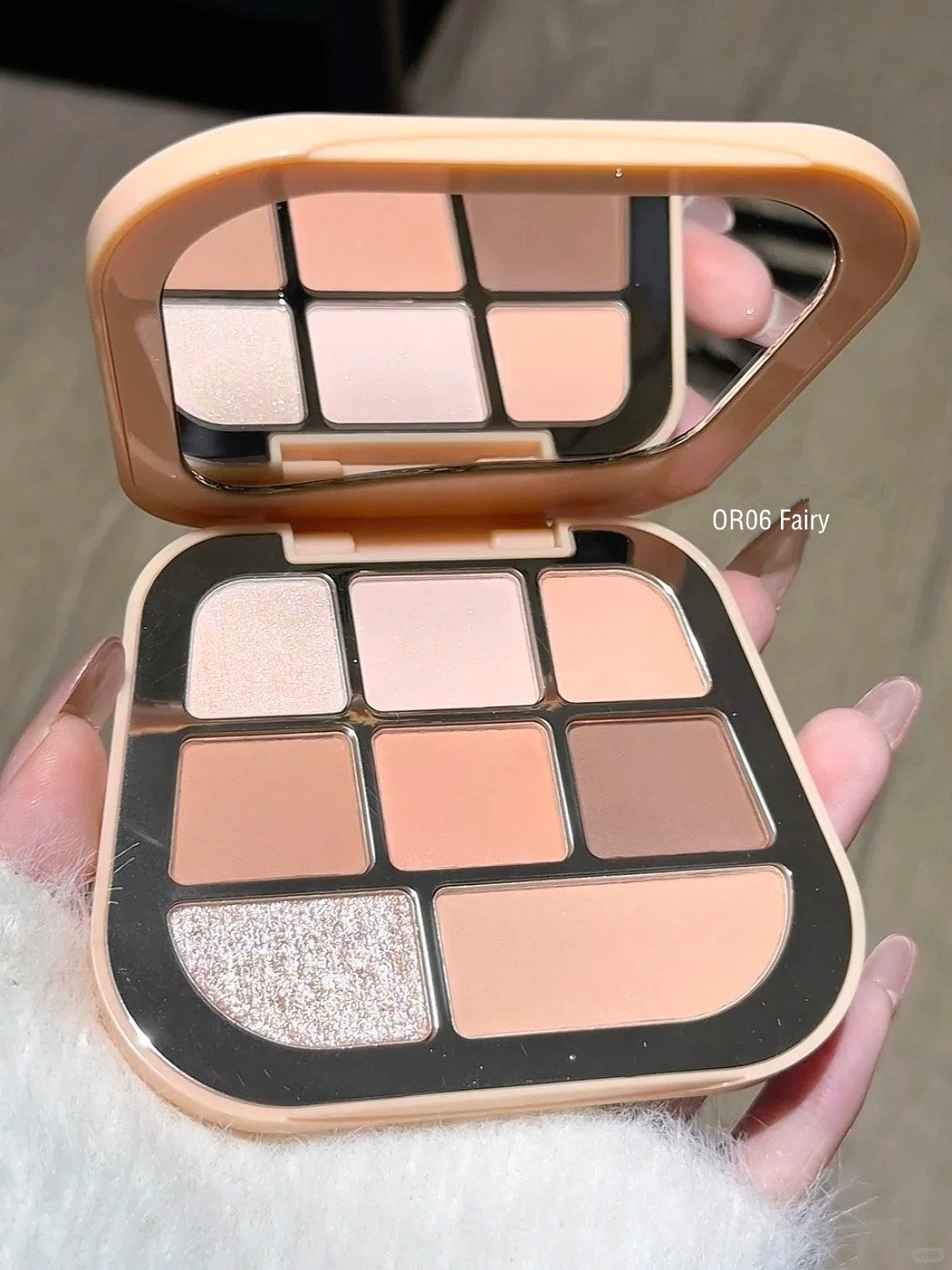 FOCALLURE 8-Color Pearlescent Chameleon Eyeshadow Palette T4304