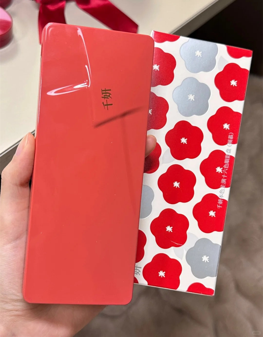 QianYan Red Camellia In Snow 16-Color Eyeshadow Palette T4193