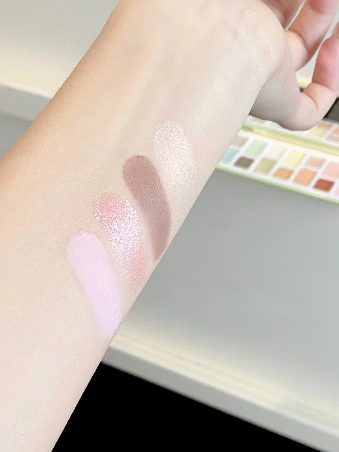 QianYan Lime Cheese 16-Color Eyeshadow Palette T4349