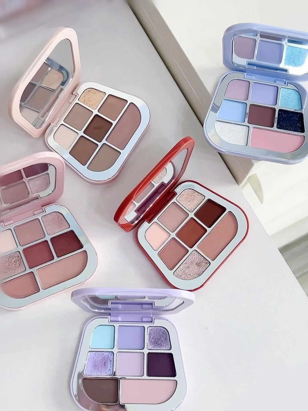 FOCALLURE 8-Color Pearlescent Chameleon Eyeshadow Palette T4304