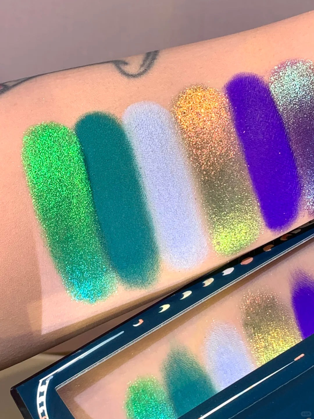 Narimi Misty Silver Lake 8-Color Chameleon Eyeshadow Palette (9.0