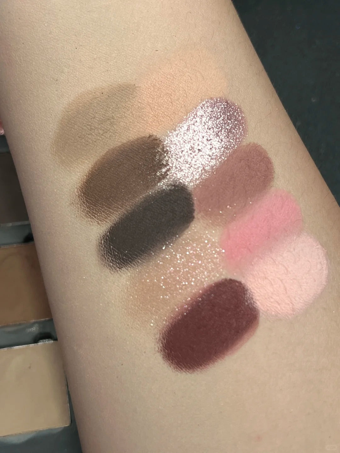 ROINGNEAO True Colors Opening Smoky Eyeshadow Palette T5137