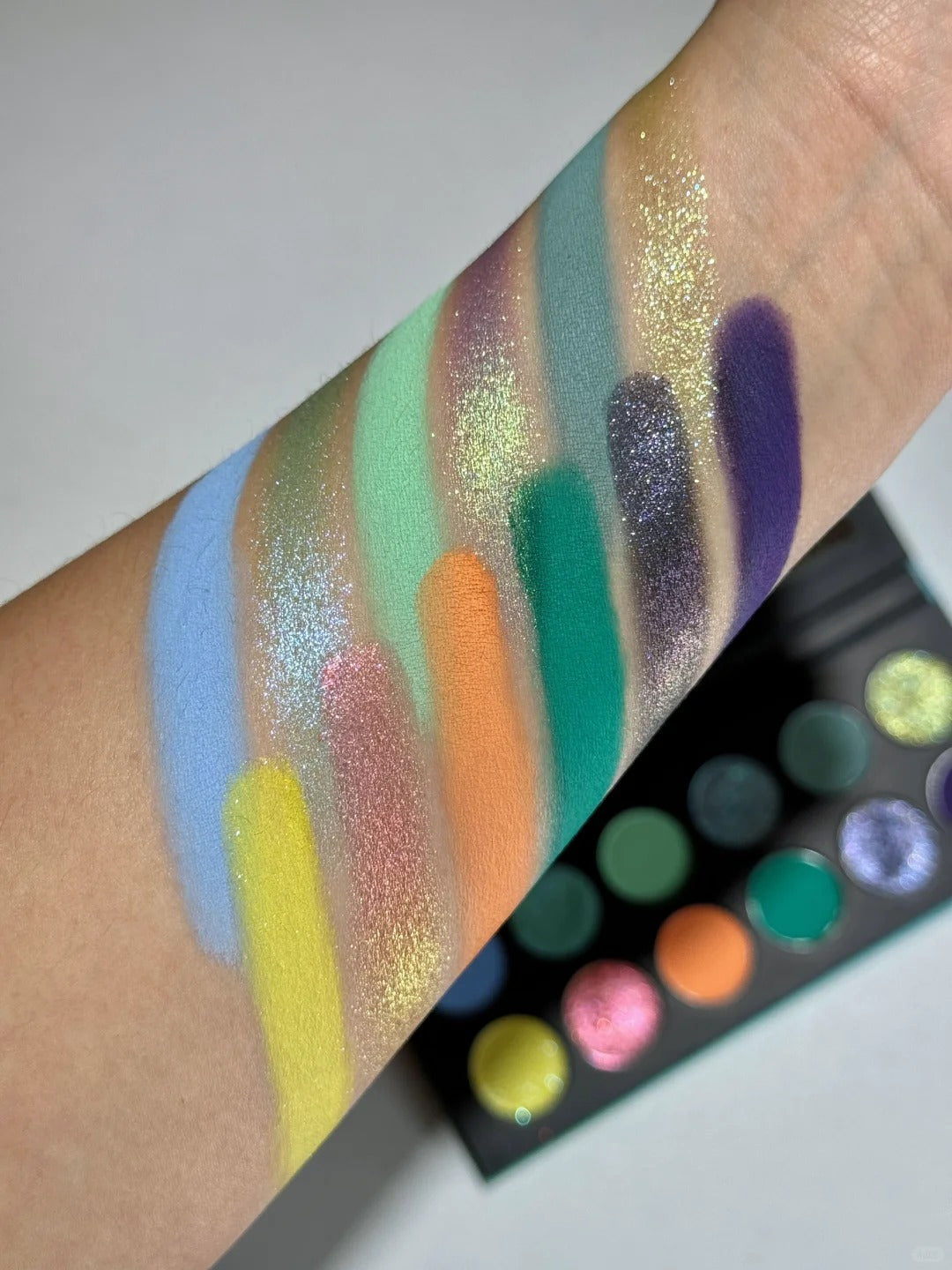 HUAXU Velvet Collection Chameleon Eyeshadow Palette #03 DIONYSUS T4787