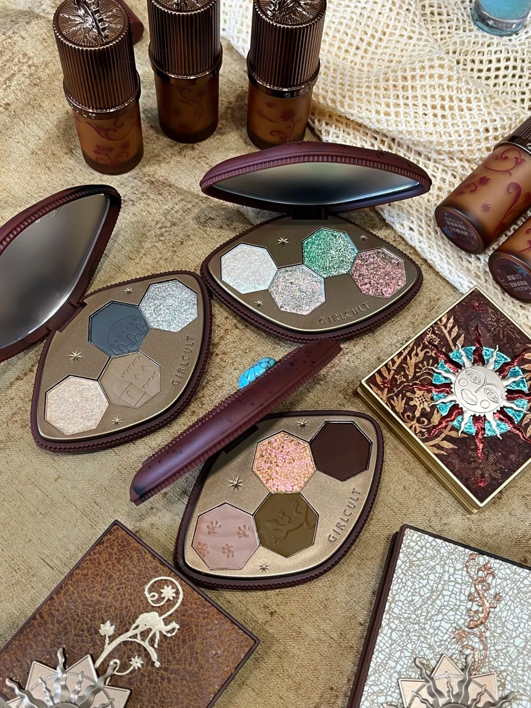 Girlcult Loulan Hippie Collection Chameleon Eyeshadow Palette T5962