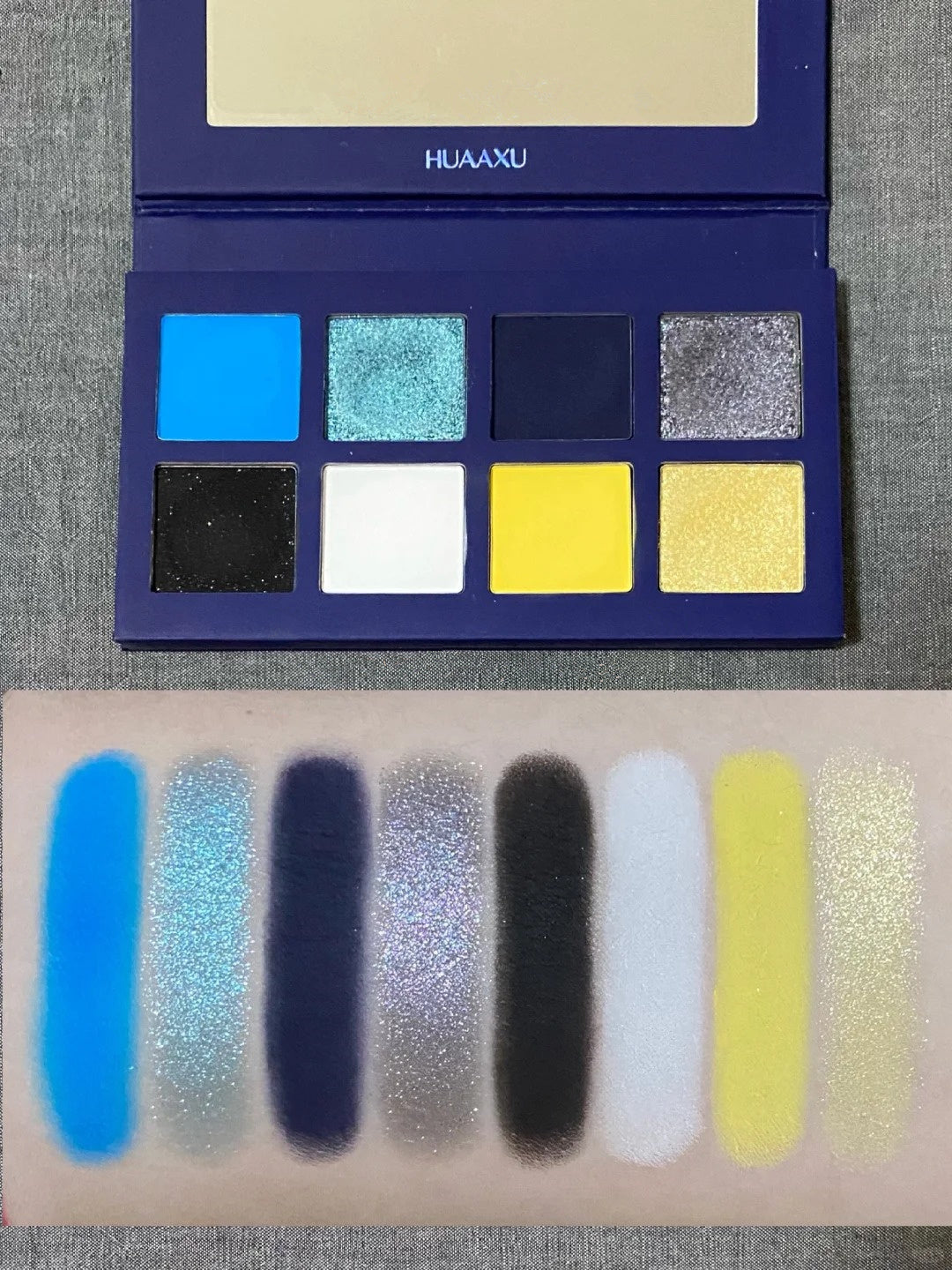 HUAXU Wonderful World 8-Color Eyeshadow Palette T3849