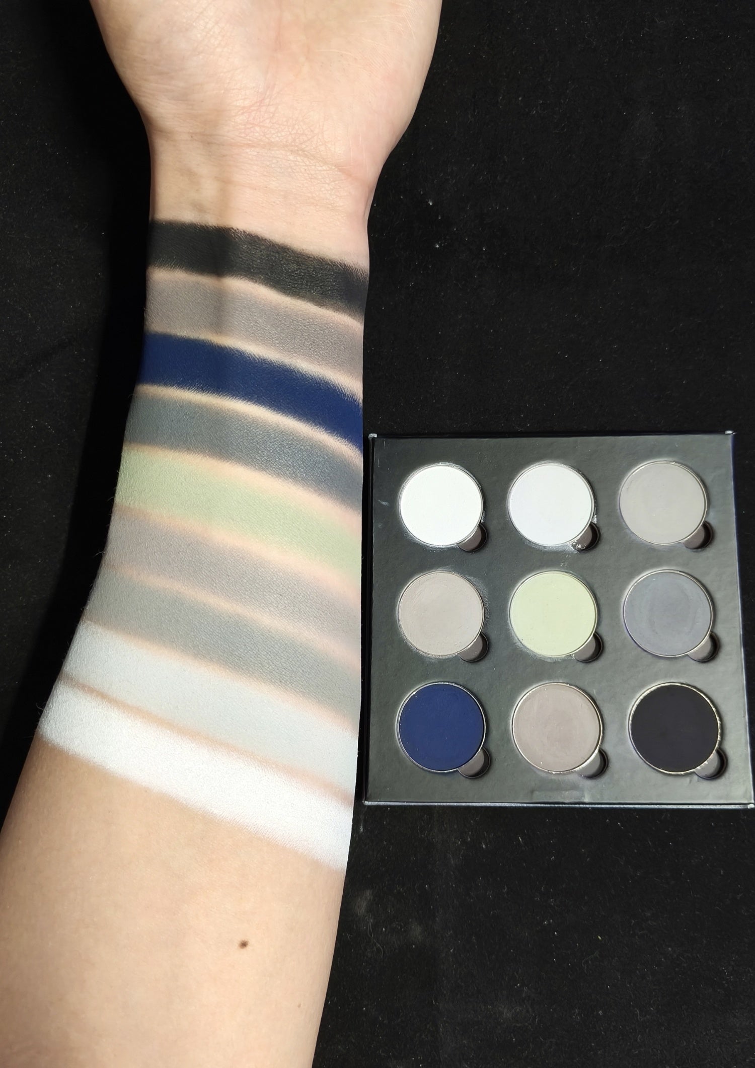 MuWen Untainted by World 9 Colors Matte Eyeshadow Palette T4577