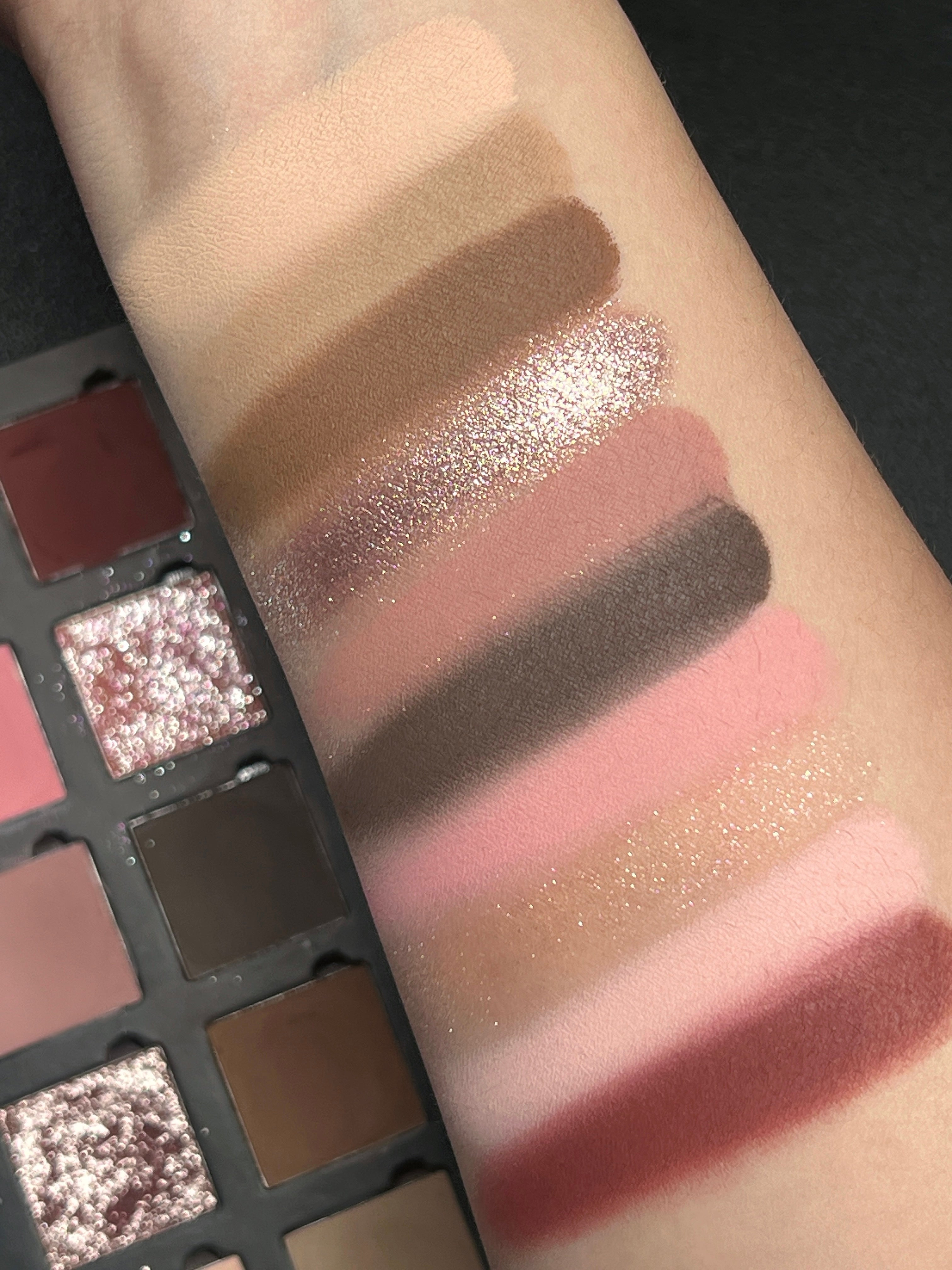 ROINGNEAO True Colors Opening Smoky Eyeshadow Palette T5137