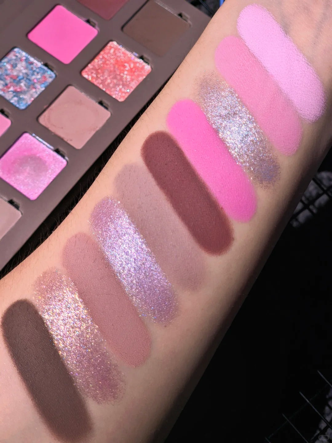 ROINGNEAO Pink Wave Initiative Smoky Eyeshadow Palette T5748
