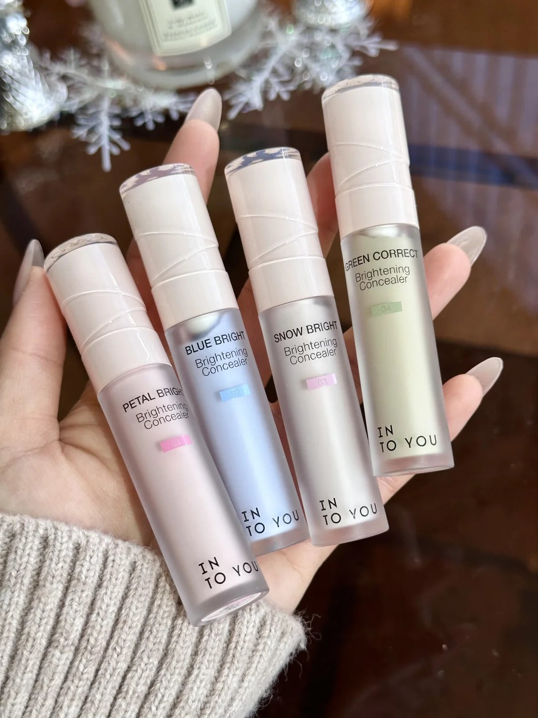 INTO YOU Luftig, fugtgivende og concealervæske T4356