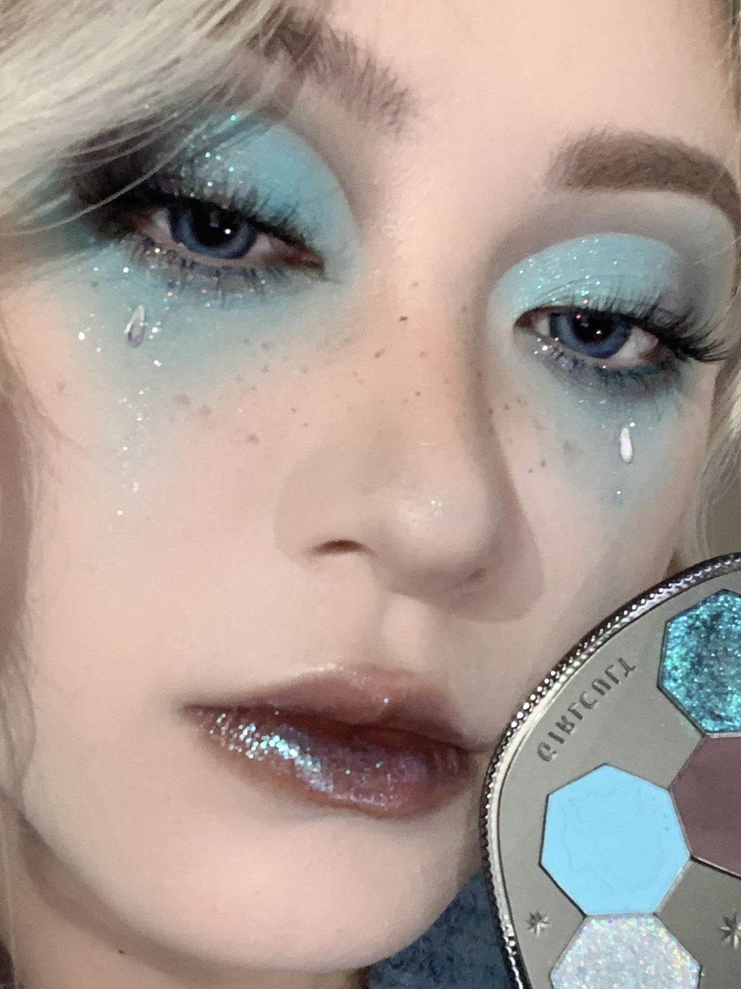 Girlcult SCI-FI MYTHOLOGY Series Holographic Eyeshadow Palette T3057
